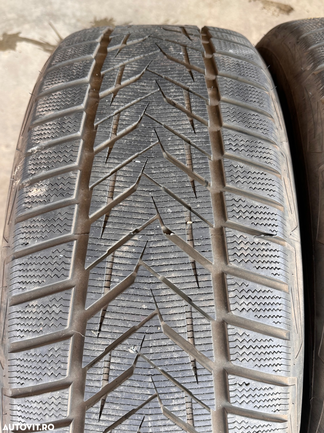 Vând 2 anvelope 275/40/22 vredestein de iarnă ca noi - 3