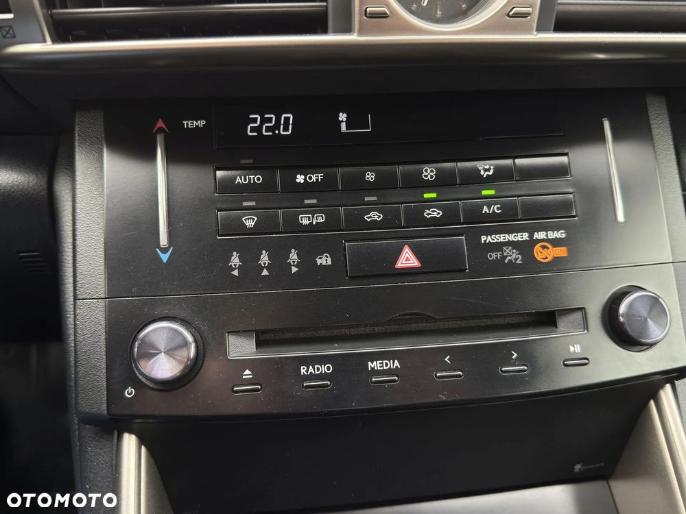 Lexus IS 300h Elite EU6 - 29