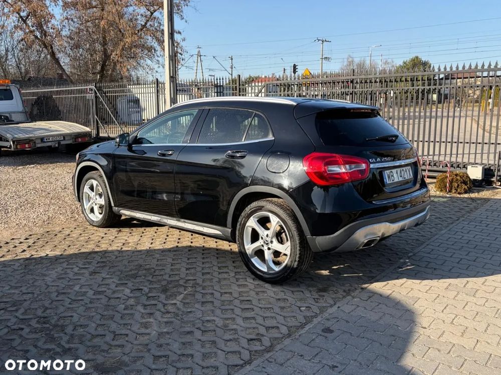 Mercedes-Benz GLA 250 4Matic 7G-DCT UrbanStyle Edition - 11