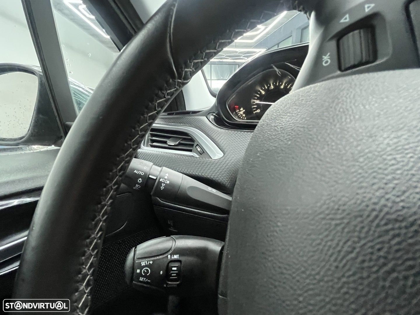 Peugeot 208 1.2 PureTech Allure - 17