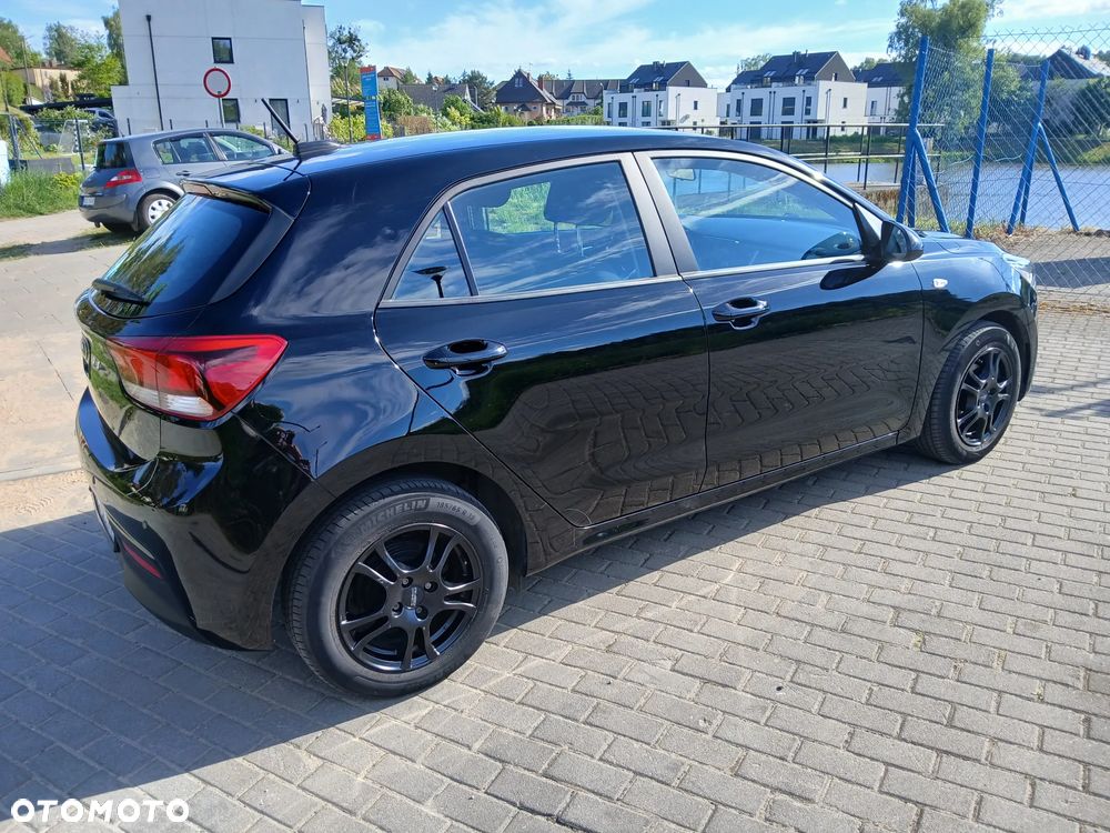 Kia Rio 1.2 L - 5