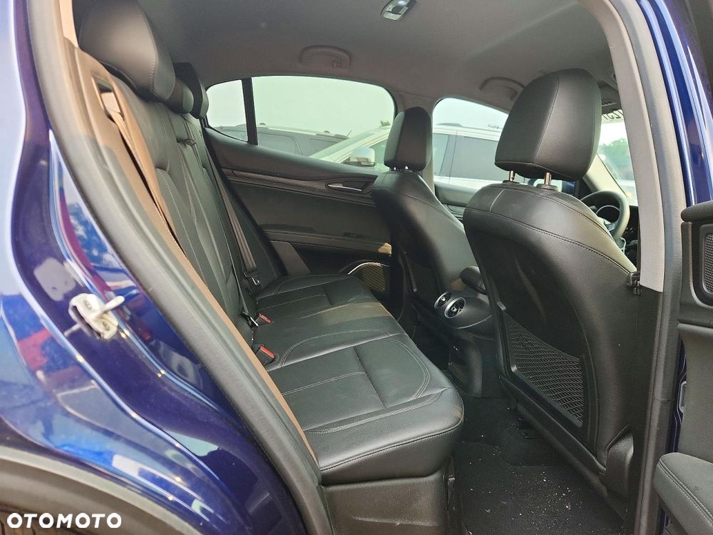 Alfa Romeo Stelvio - 8