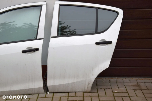 Opel Agila B II Suzuki Splash 08- Drzwi lewe tylne lewy tył 26U białe kompletne