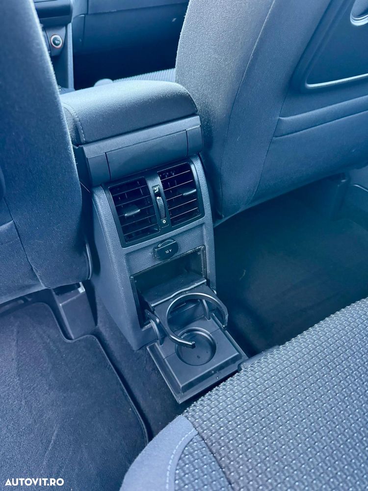 Volkswagen Touran 1.6 TDI DPF BlueMotion Technology Comfortline - 27