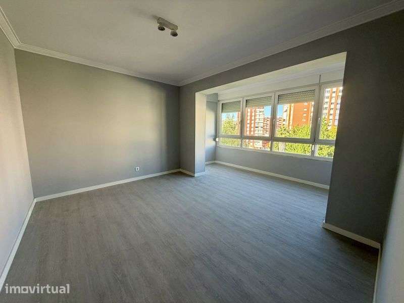 T3 Remodelado com Garagem | Metro de Alfornelos - Grande imagem: 2/12