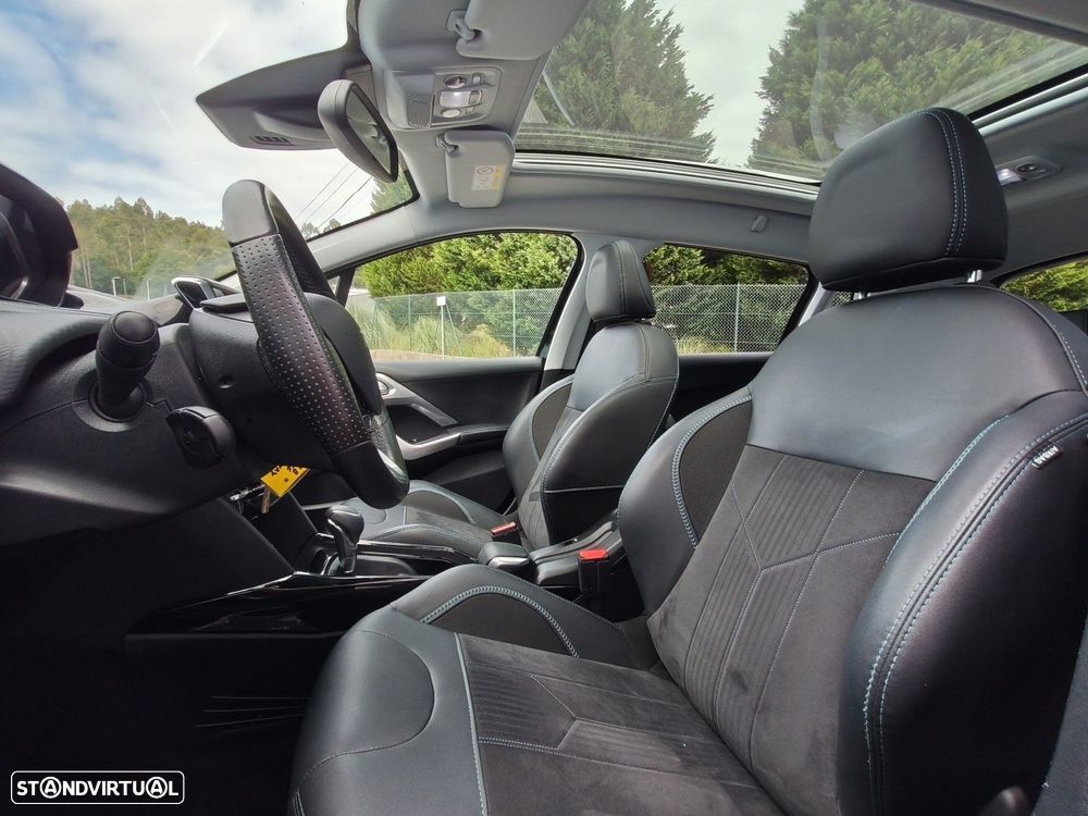 Peugeot 2008 1.2 PureTech Allure EAT6 - 33