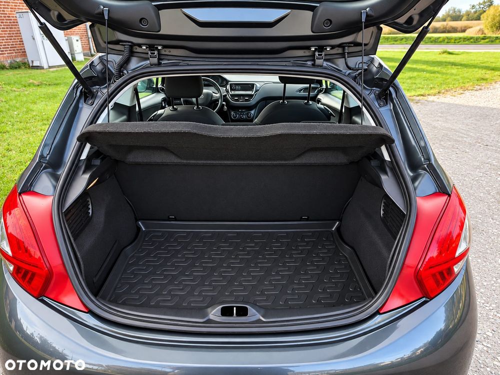 Peugeot 208 - 8