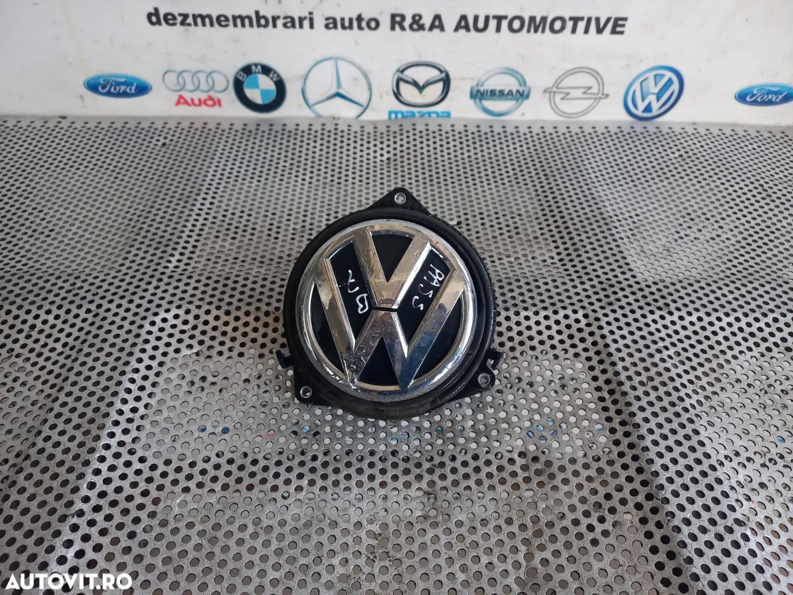 Manere Actuator Sigla Emblema Deschidere Portbagaj Vw Passat B7 An 2011-2012-2013-2014-2015 - Dezme - 1