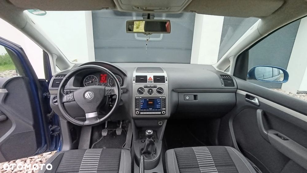 Volkswagen Touran - 11