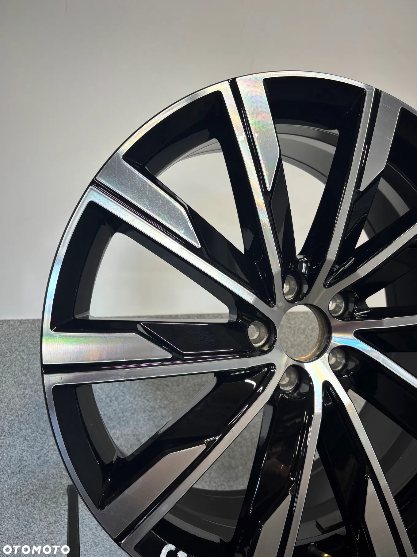 1 FELGA ALU. VOLVO V60,S60 R-GESIGN 20'' 8J ET45 - 4