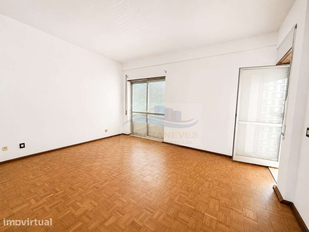 T3 com Boas Áreas e Varandas Espaçosas em Zona de Valorização - Set... - Grande imagem: 2/12