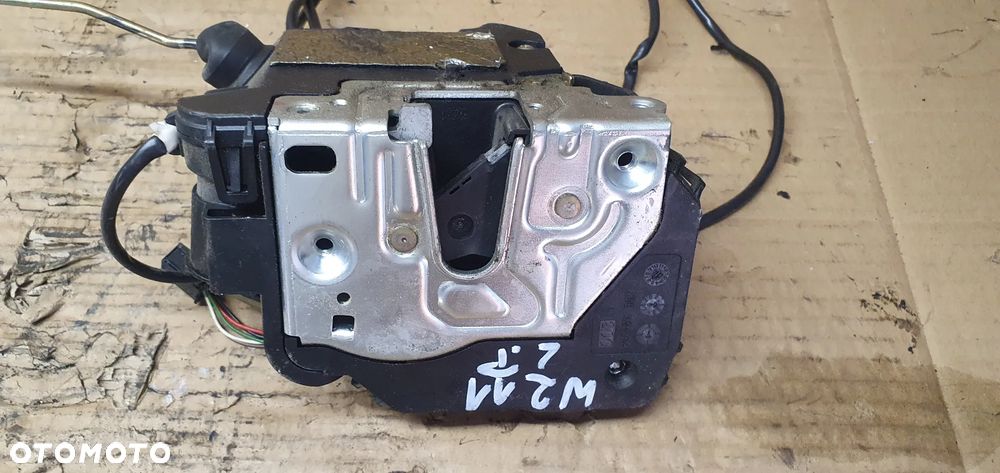 Zamek drzwi lewy przód przedni lewy Mercedes E-Klasa W211 2117200335 - 2