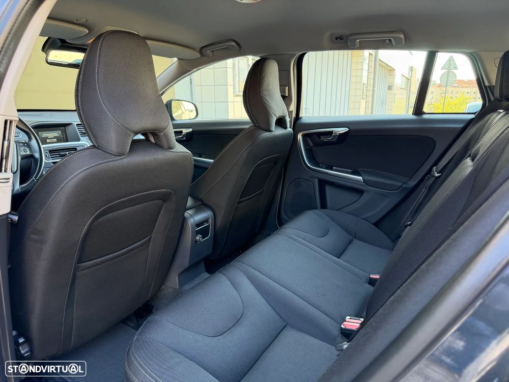 Volvo V60 2.0 D4 Momentum Eco - 37