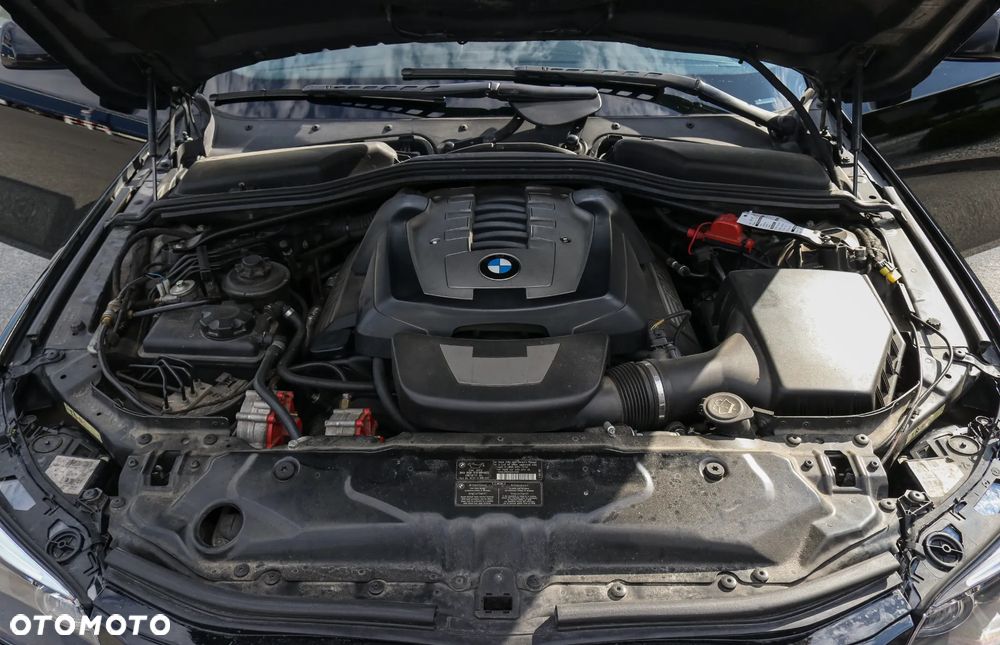 BMW Seria 5 550i - 12