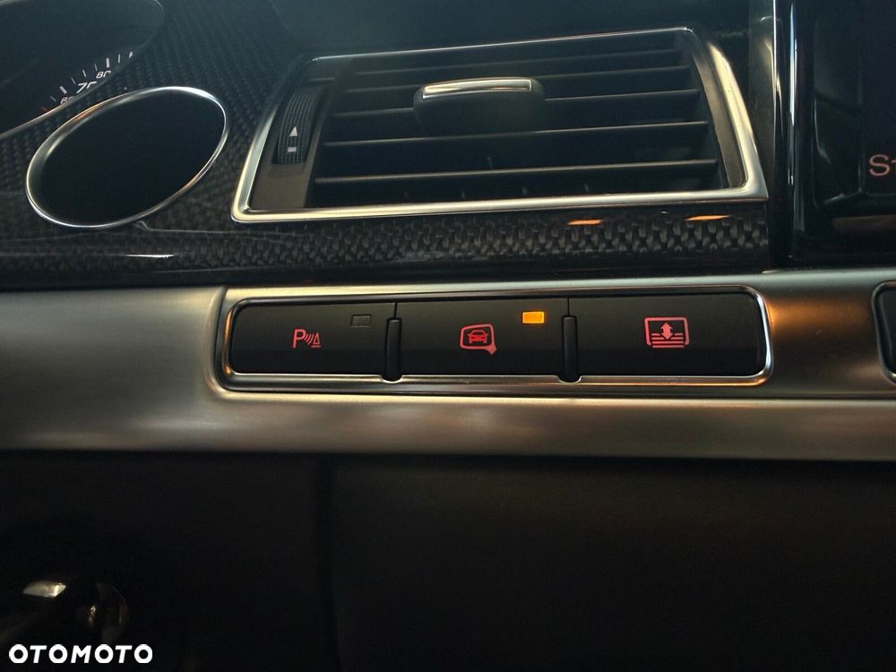 Audi S8 - 30