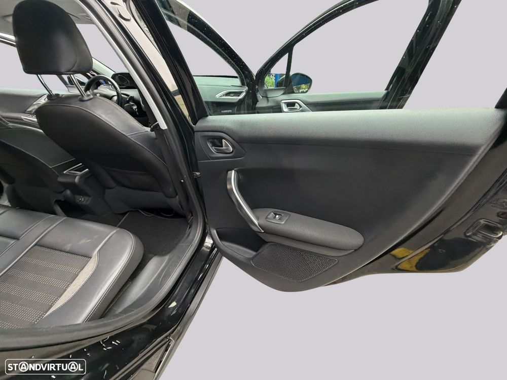Peugeot 2008 1.2 PureTech Allure - 6