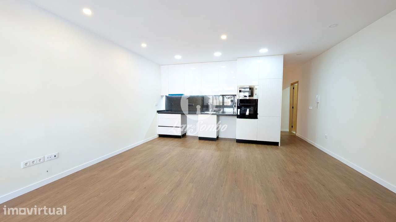 Apartamento T2 REMODELADO com Terraço e Lugar de Garagem a 25m da p... - Grande imagem: 3/19