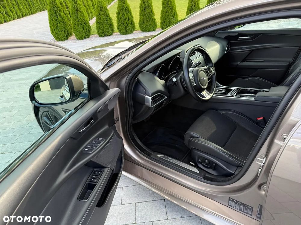 Jaguar XE 2.0 D R-Sport - 23