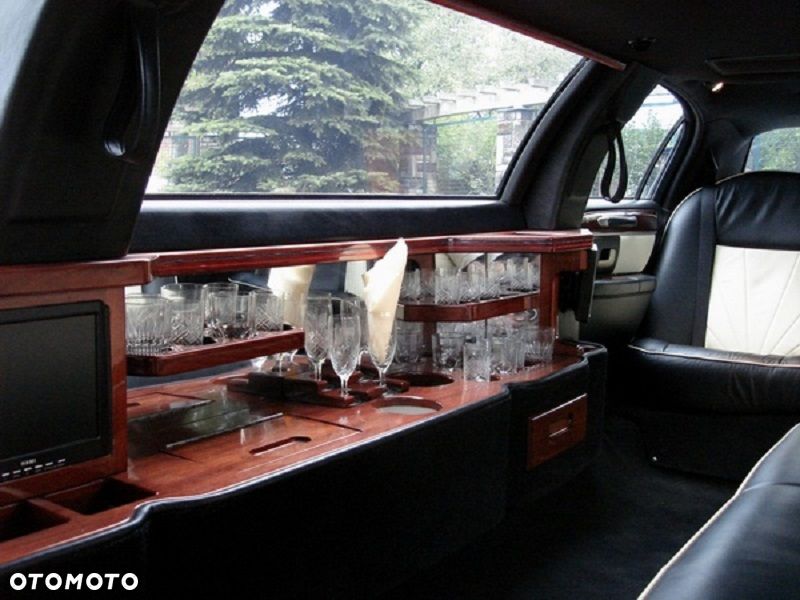 Lincoln Town Car - 2