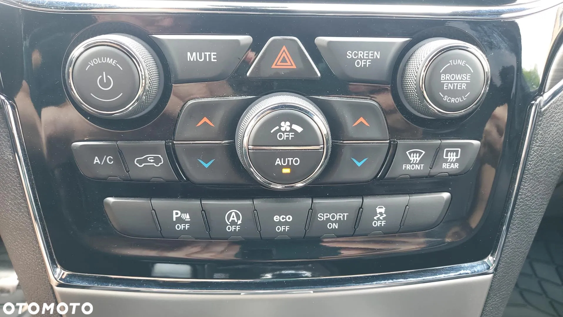 Jeep Grand Cherokee - 16