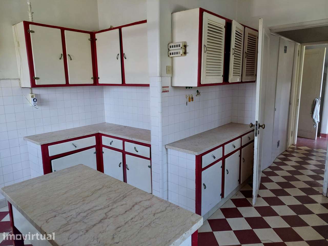 Moradia com Vista de Mar em Localização Privilegiada em Caxias - Grande imagem: 3/30