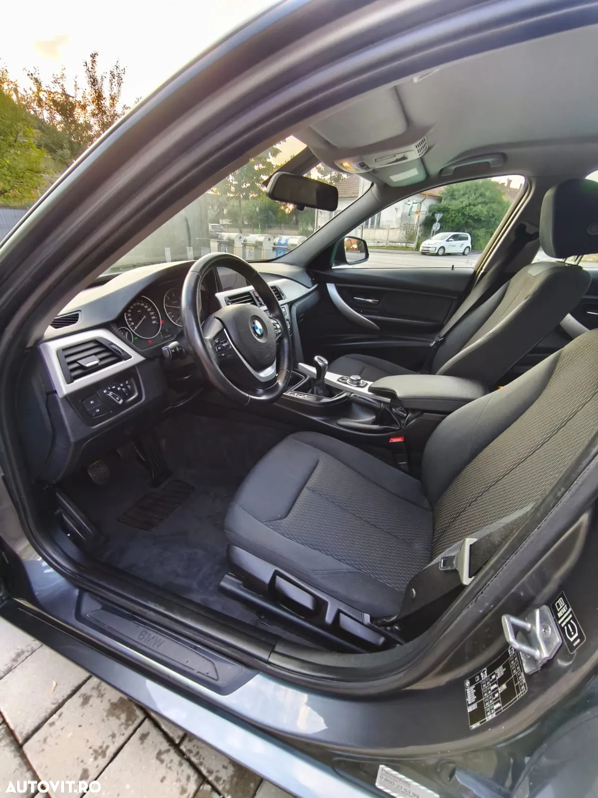 BMW Seria 3 318d Touring - 11