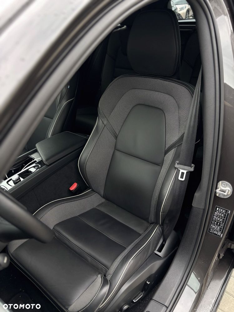 Volvo V60 B4 B DKG Plus Dark - 17