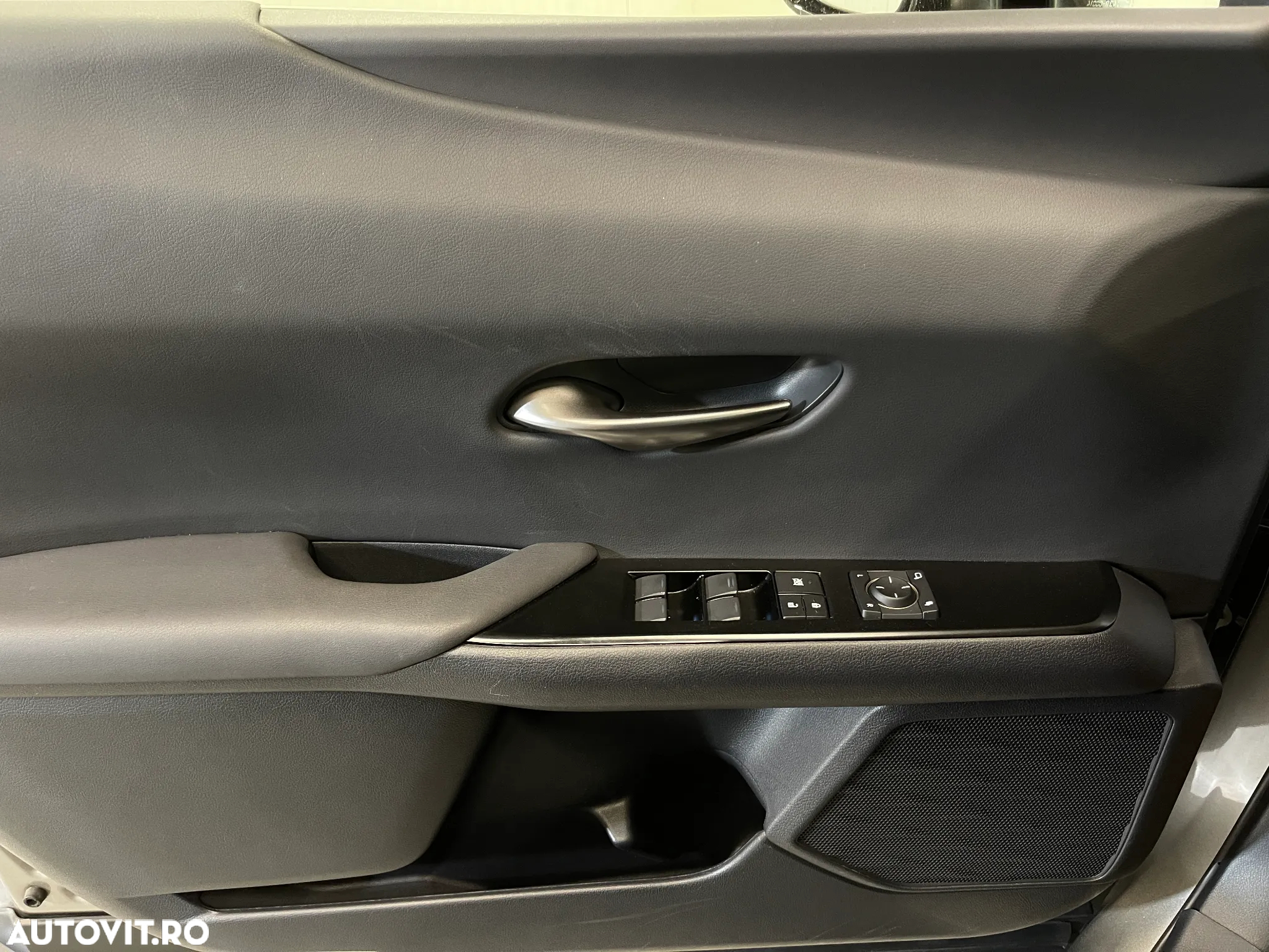 Lexus UX 250h 2.0L HEV 20H- (178 HP) 4X2 CVT Business - 24