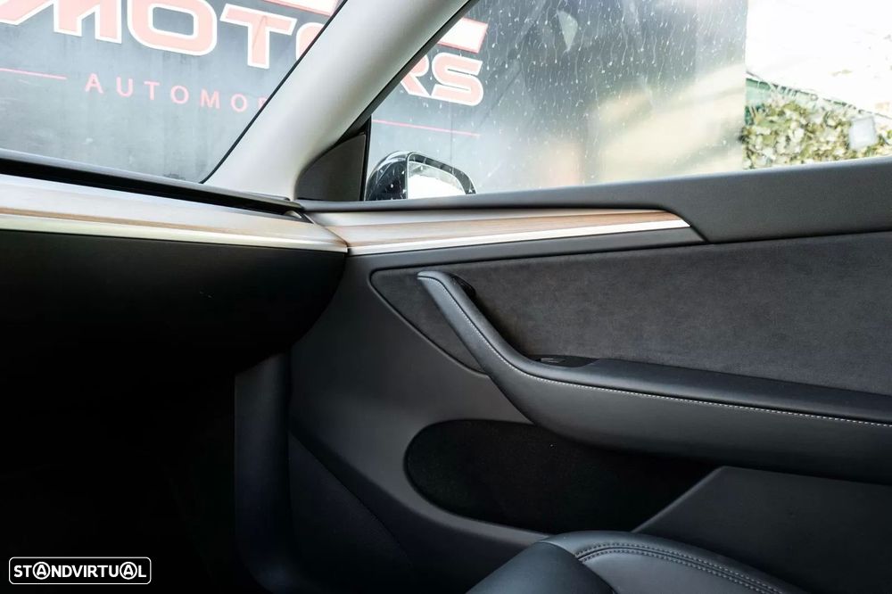 Tesla Model Y Long Range Dual Motor AWD - 29