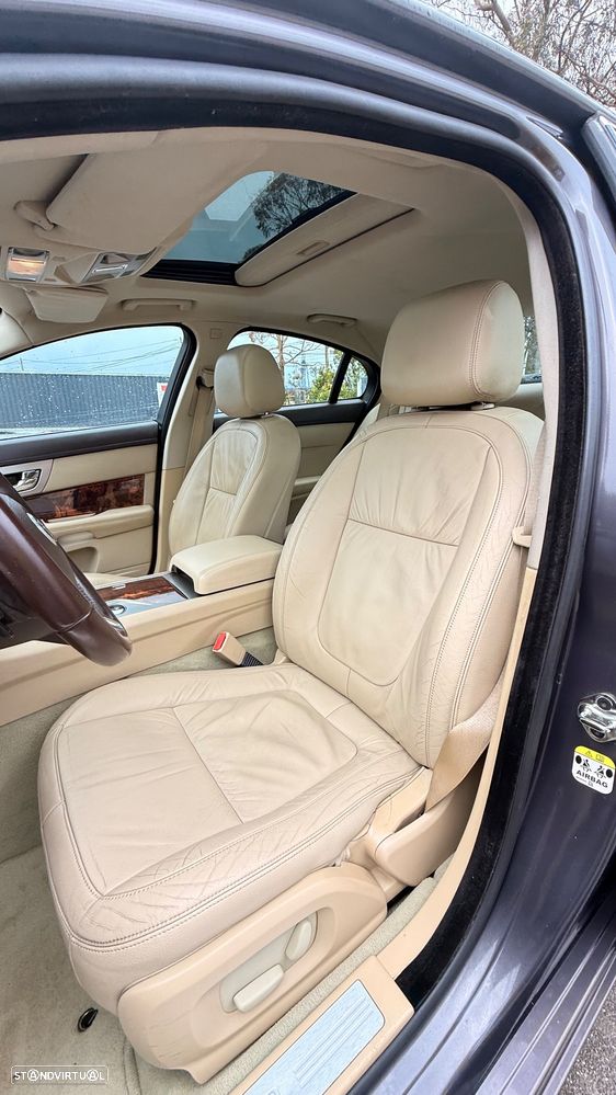 Jaguar XF 2.7 D V6 Premium Luxury - 11