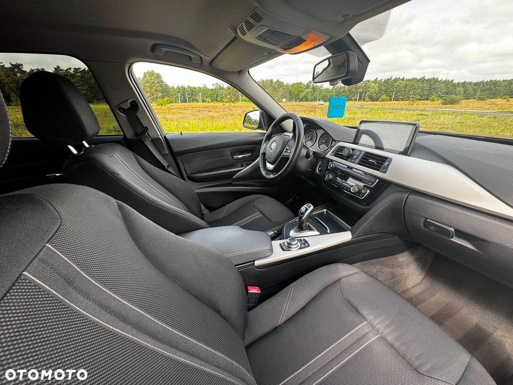 BMW Seria 3 320i - 33