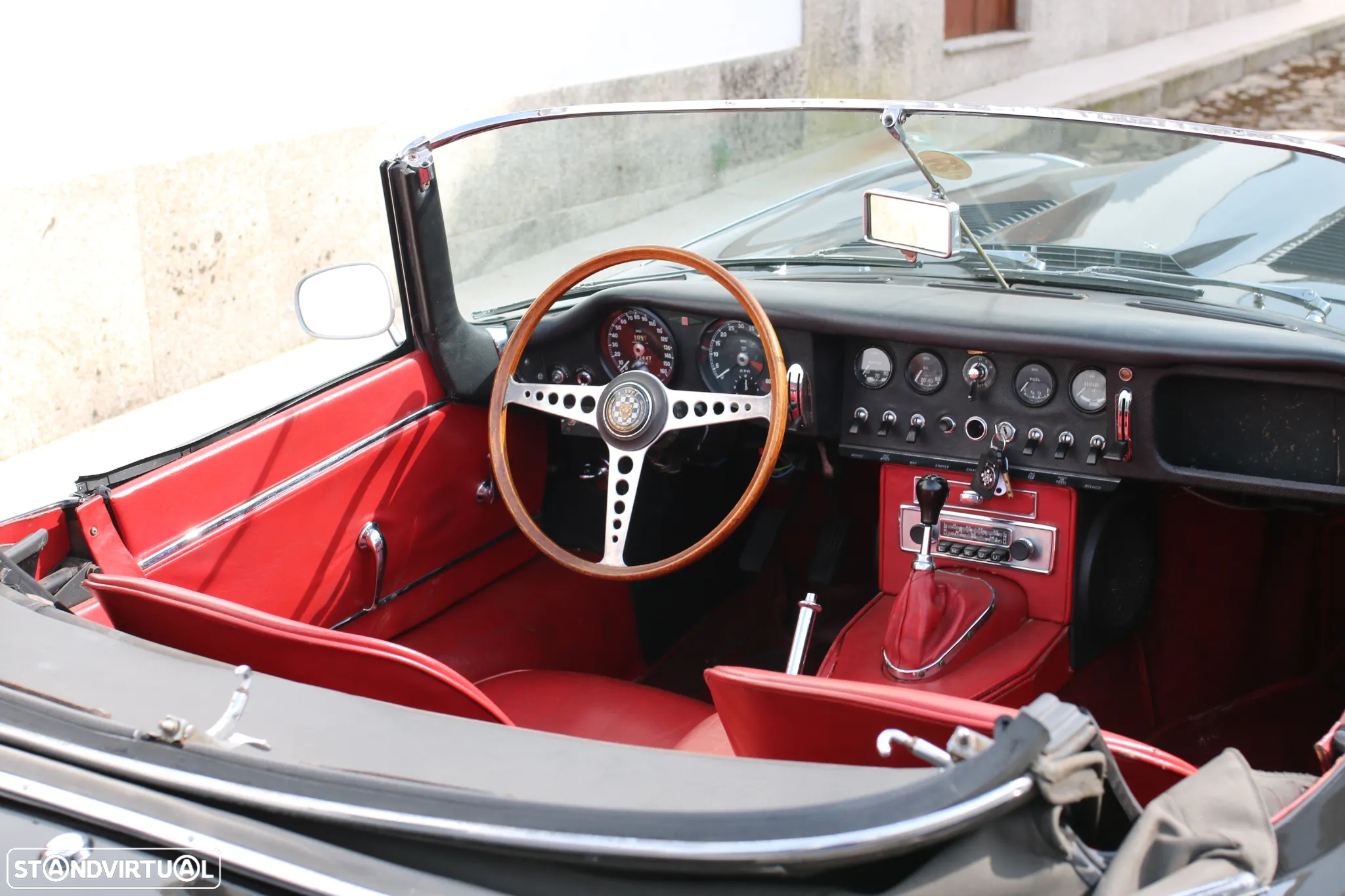 Jaguar E-Type - 12