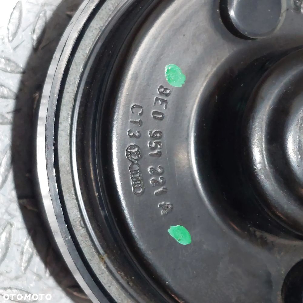 KLAKSON PRAWY AUDI A4 B7 R2007 NR 8E0951221A - 2