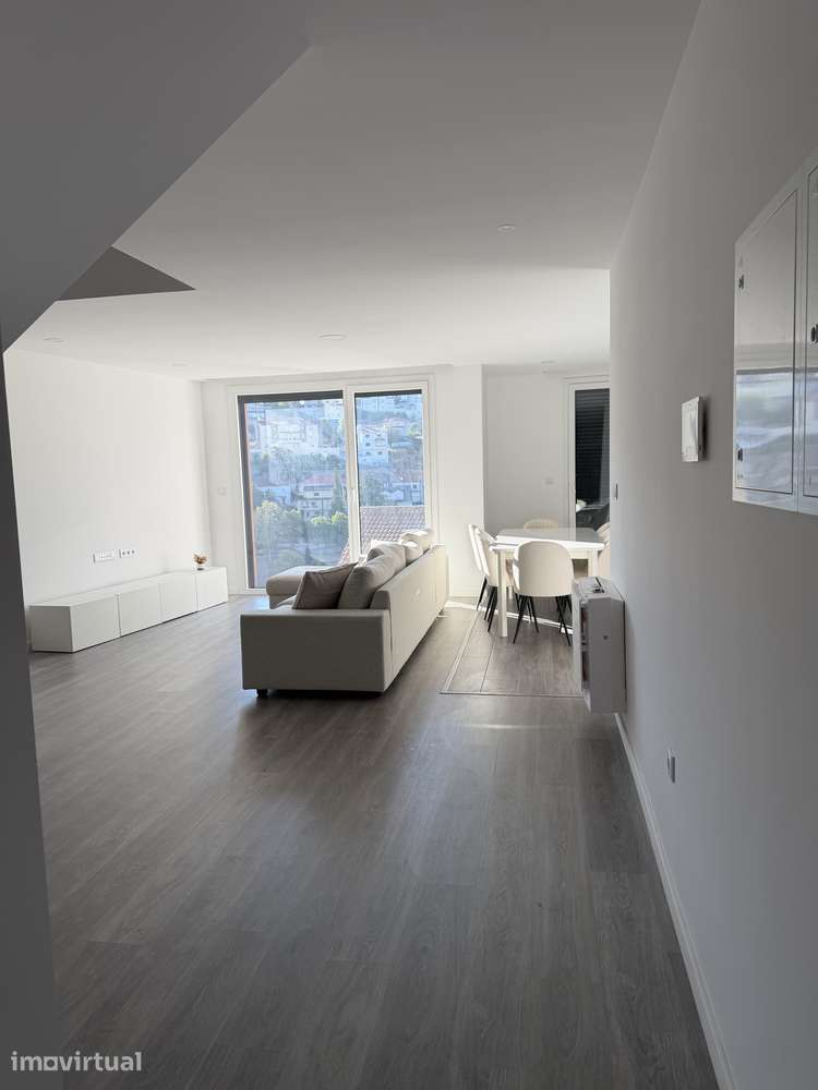 T3 Duplex Moderno, Totalmente Mobilado e Equipado – Rua do Loreto - Grande imagem: 2/17