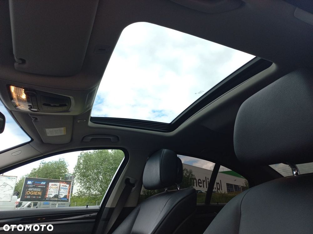 BMW Seria 5 550i - 28
