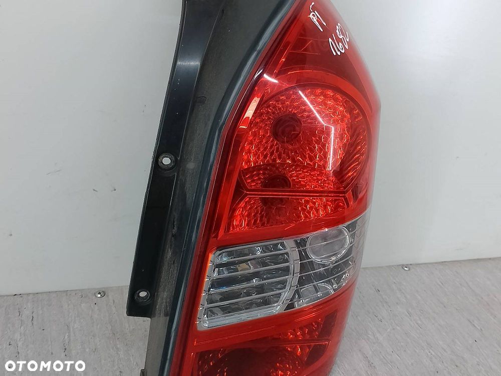 LAMPA TYLNA PRAWA HYUNDAI TUSCON I 92402-2E0 - 8