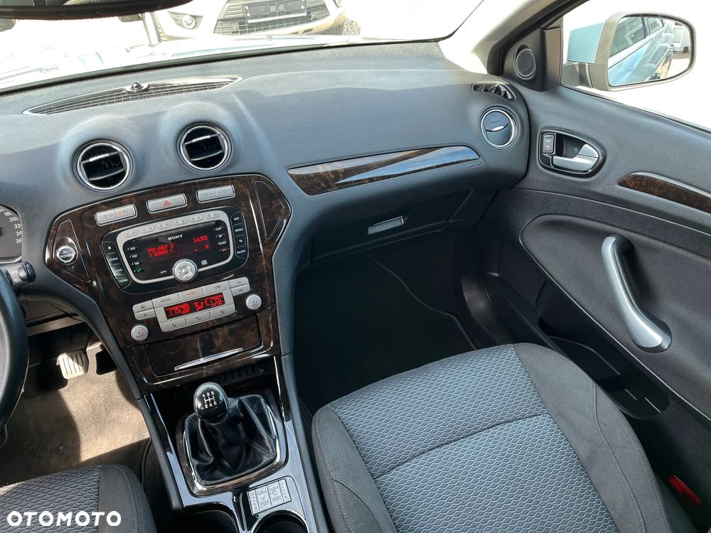 Ford Mondeo 2.0 Ghia - 25