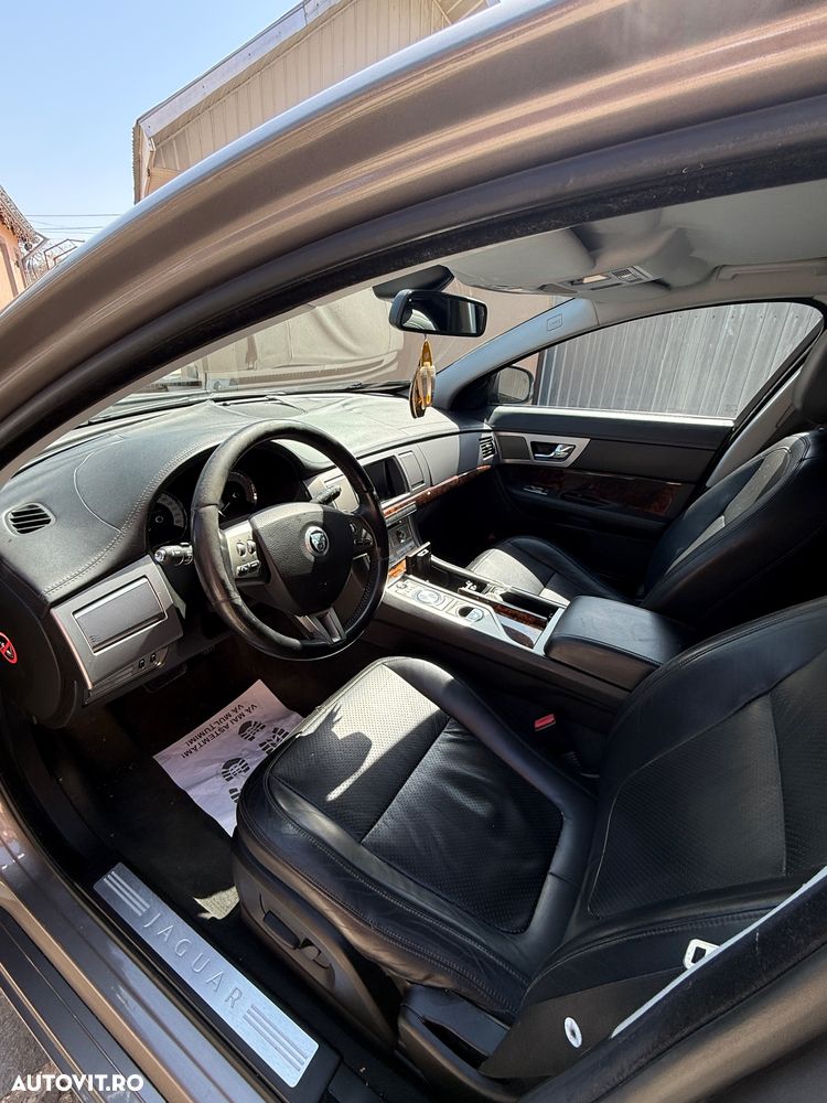 Jaguar XF 2.7D Luxury - 11