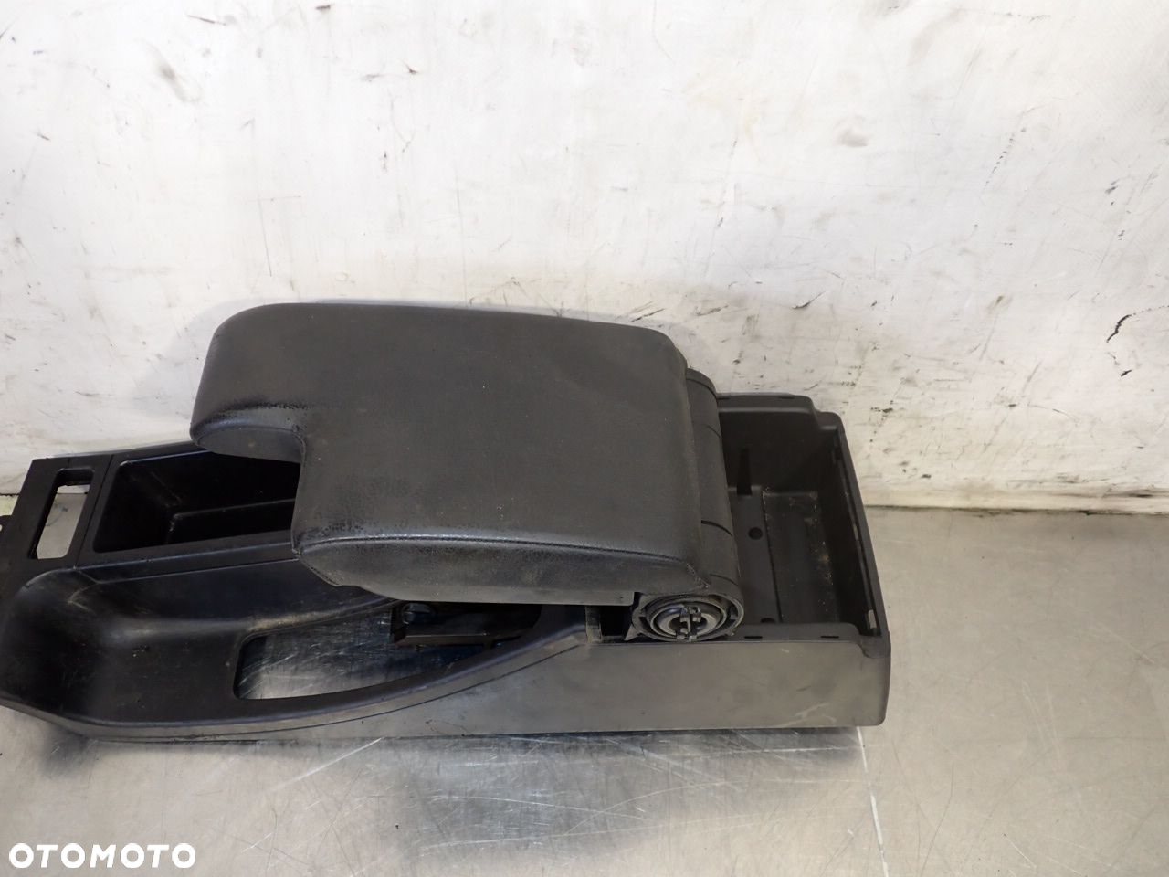 PODŁOKIETNIK BMW E46 1.9 5116-8213680    5116-8213678 - 2