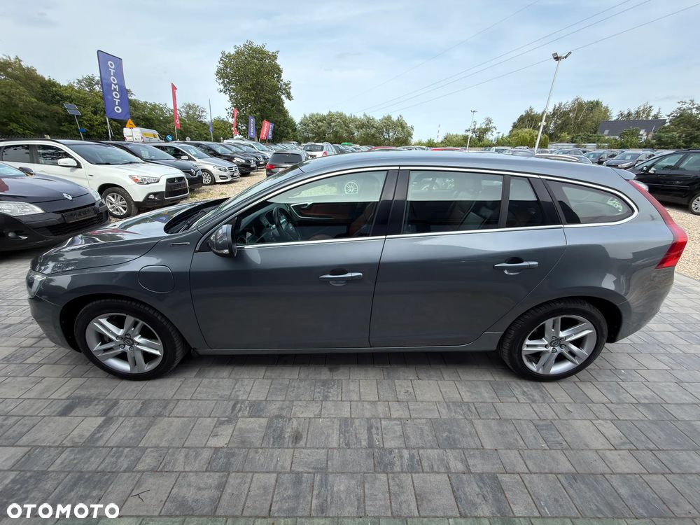 Volvo V60 D6 AWD Plug-in Hybrid R-Design Momentum - 11