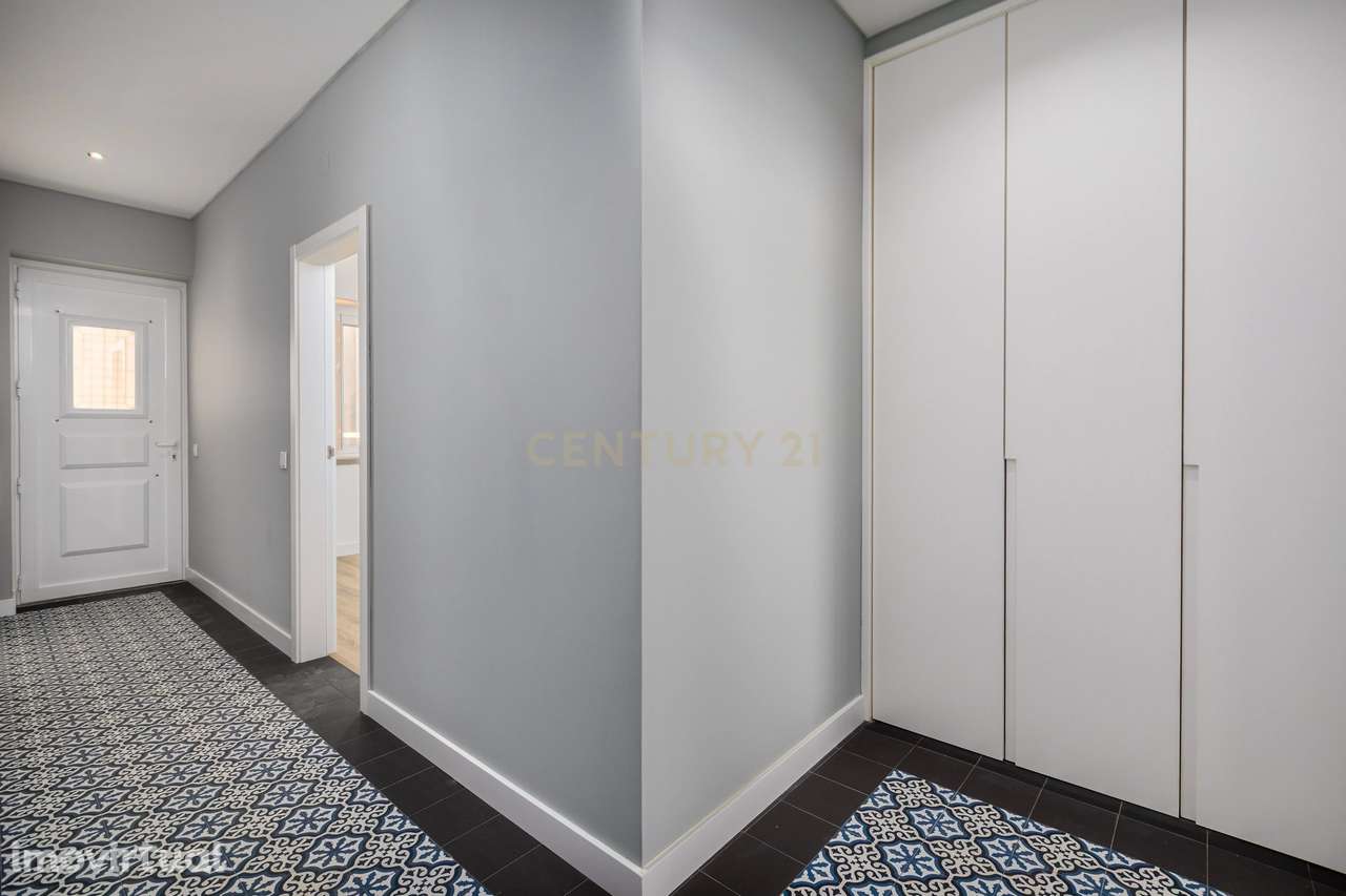 Apartamento T3, renovado e com logradouro de 146 m2, no centro de Loul - Grande imagem: 3/33