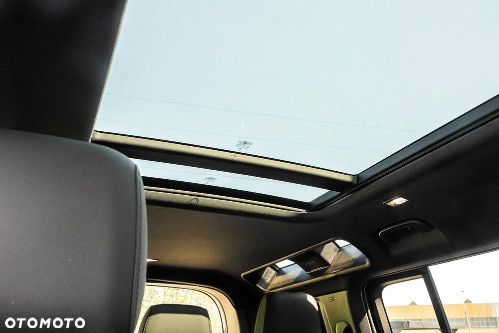 Land Rover Defender 110 D250 X-Dynamic SE - 23