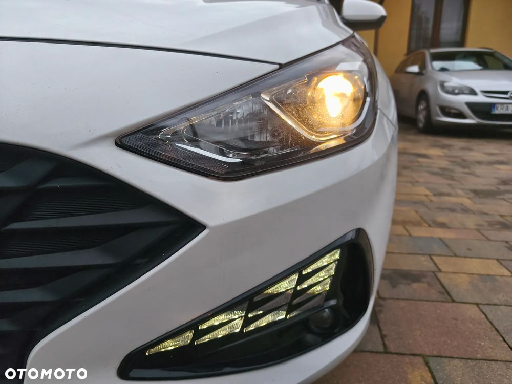 Hyundai i30 1.5 DPI Classic + - 15