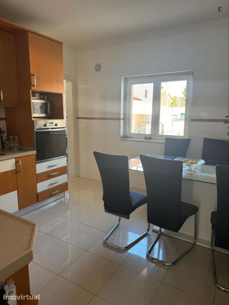 Quarto - localizado em Caxias Lisbon - Grande imagem: 5/7