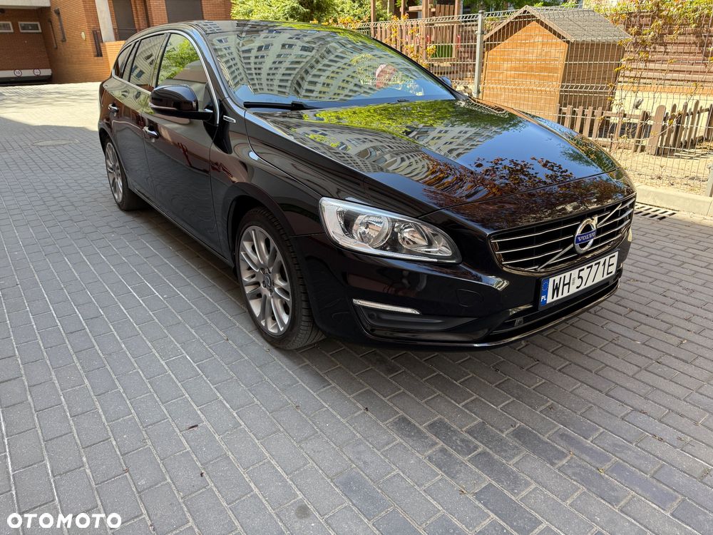 Volvo V60 D6 AWD Plug-in Hybrid Momentum - 1