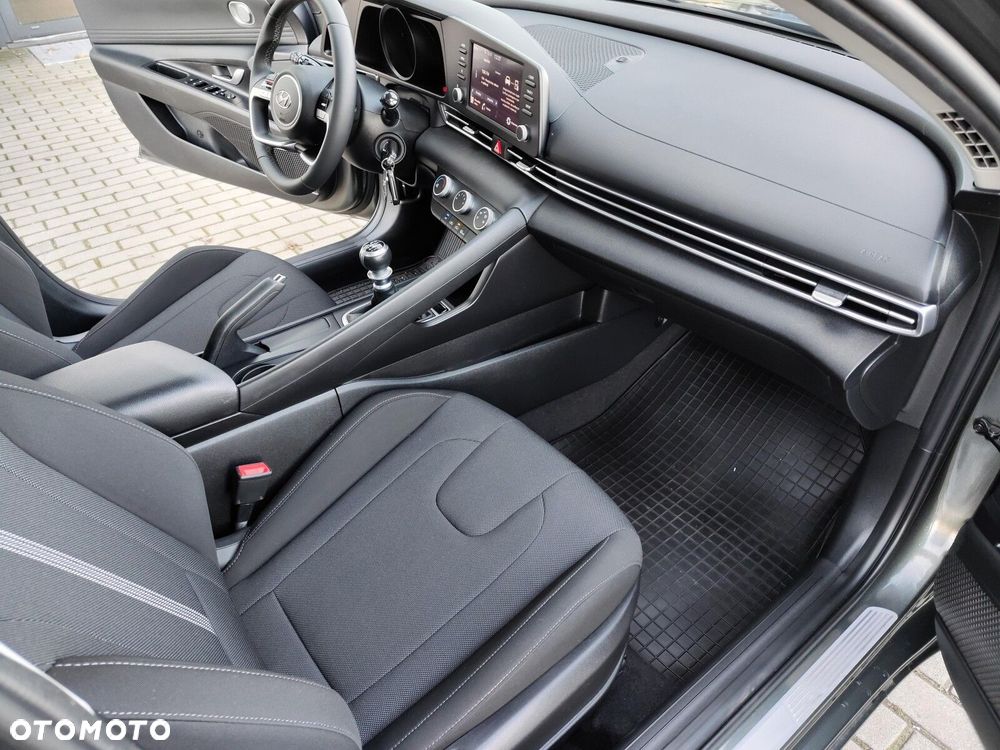 Hyundai Elantra - 24