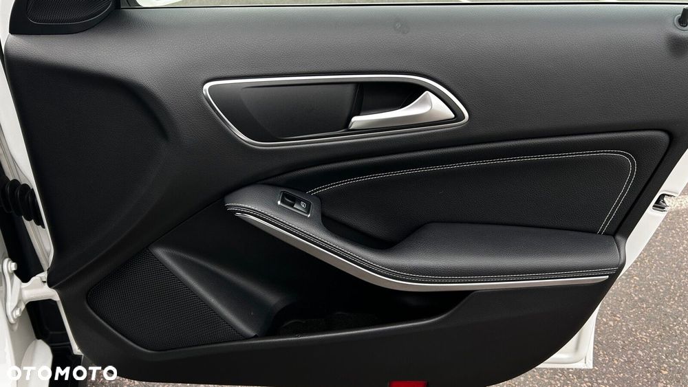 Mercedes-Benz GLA 200 7G-DCT Style - 20