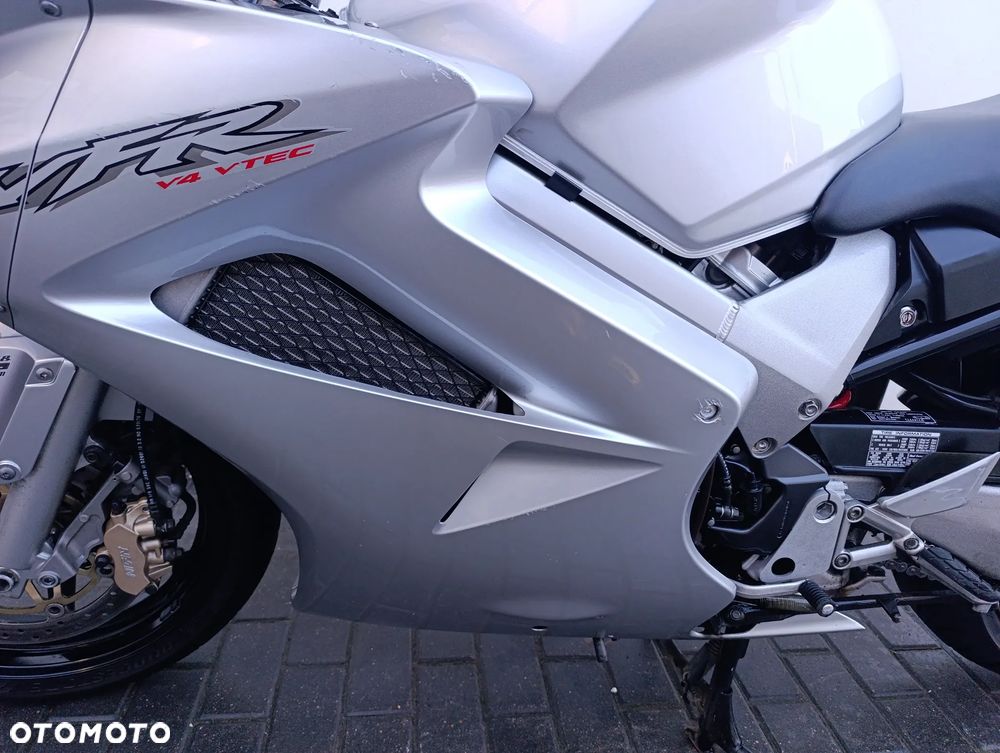 Honda VFR - 13