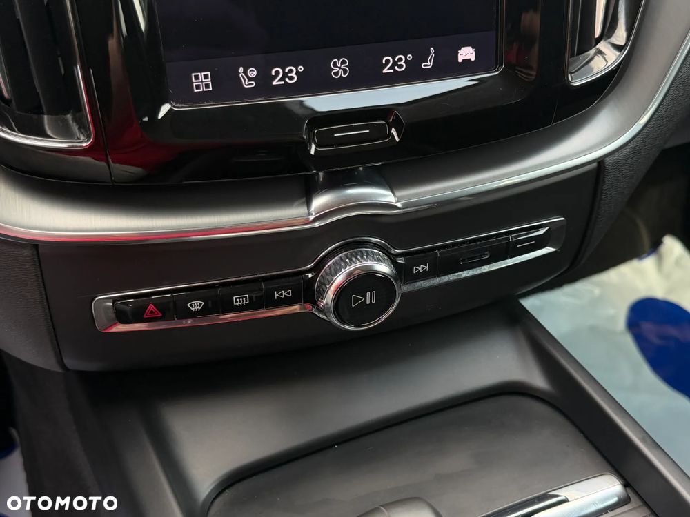 Volvo XC 60 B4 B Momentum Pro - 22