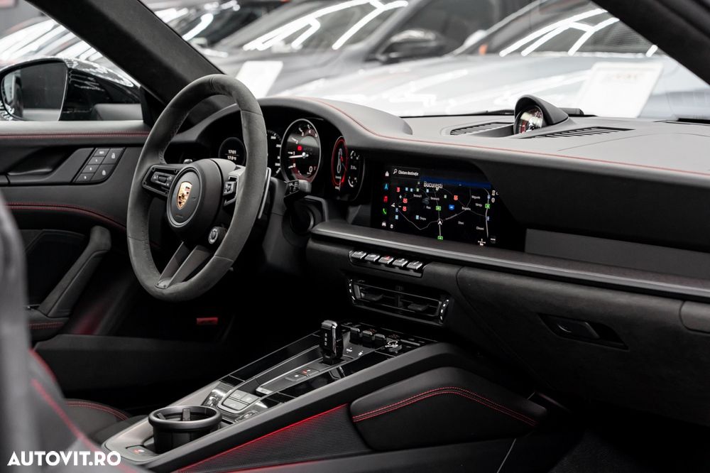 Porsche 911 Carrera 4 GTS PDK - 9